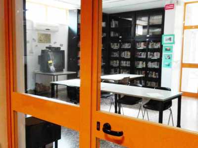 Dagli uffici del 1 Municipio � possibile scorgere l�interno delle stanze che ospitano la biblioteca, che ora � chiusa da porte a vetro arancioni
